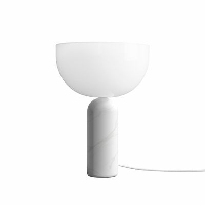 Kizu Tischleuchte klein von New Works mit weißem Lampenschirm und Marmorfuß.